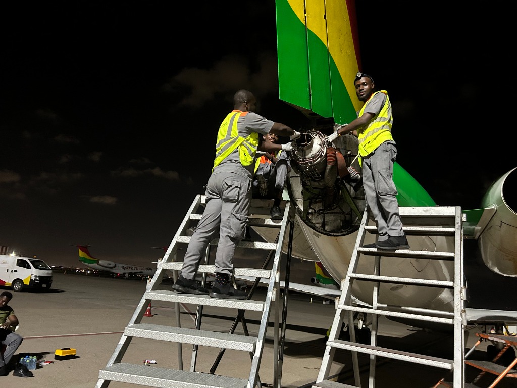Aircraft engine maintenance at night